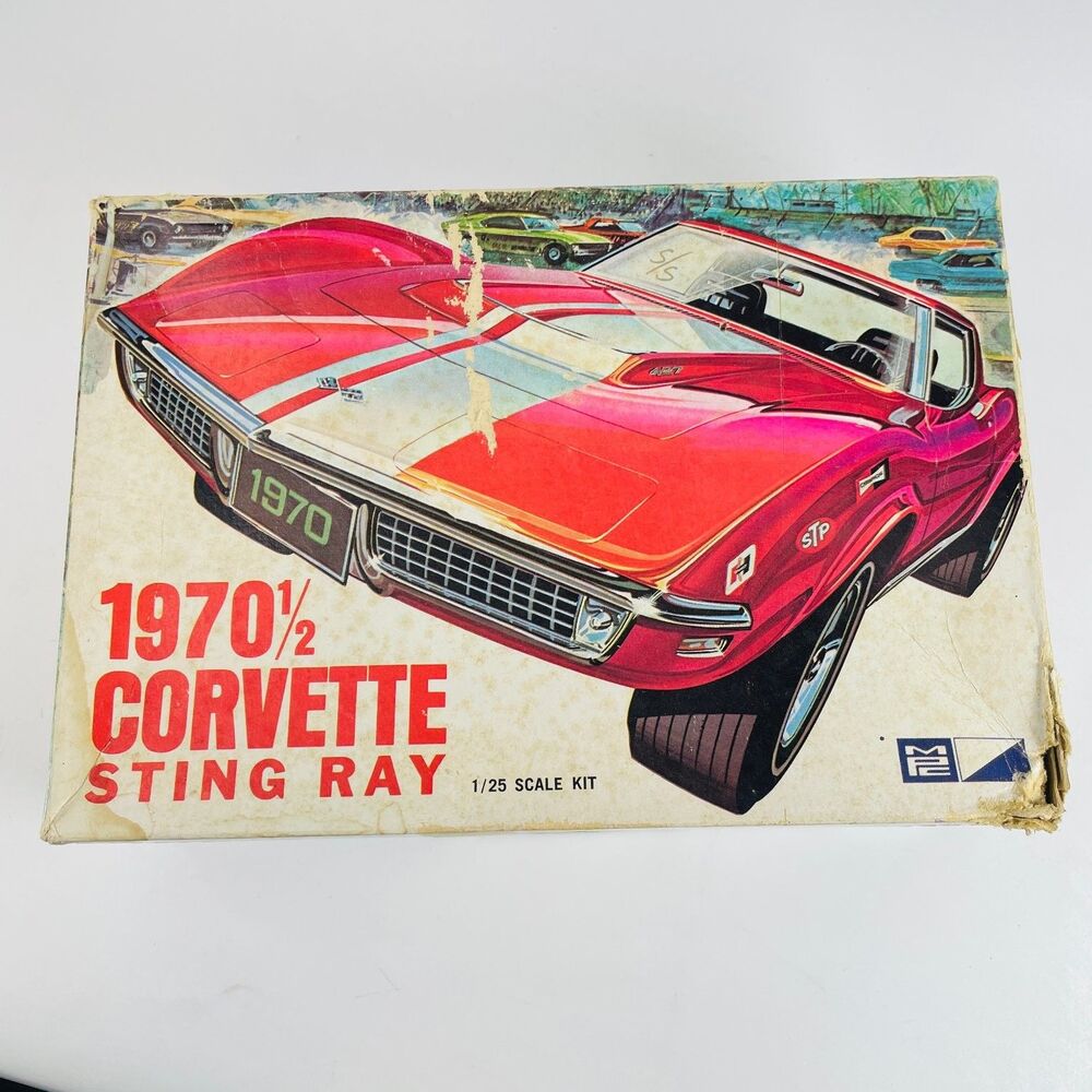AMT 1970 1/2 Corvette Sting Ray 1/25 Scale Model Car Kit 570-200